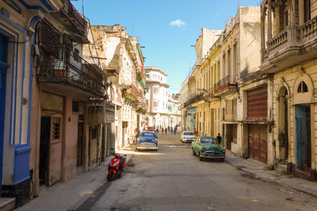 Havana street with old houses and old carsHavanaVuba02 / 04/2018のeditorial素材