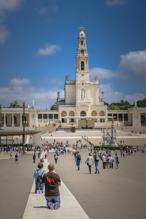 The city became famous in 1917, when three young shepherds repeatedly witnessed a Marian apparition. On October 13, 1917, thousands of people witnessed the miracle of the sun spinning around like a silver disc. In 2017, Pope Francis goes to FÃ¡tima for thのeditorial素材