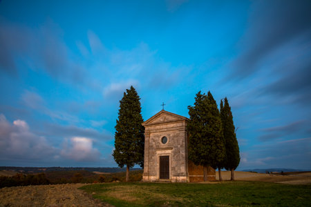 Long Exposure Famous Tuscany Landscape of Chapel of Madonna di Vitaleta at night. Tuscany, Italy, Europeの写真素材