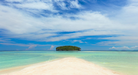 Real Tropical Island with clear water and white sand beach, holiday break, nobody, panoramicの写真素材