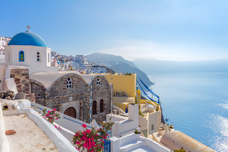 Romantic time on famous Santorini island resort. Oia town at sunny day time, traditional greek architecture, Santorin islandi, Greece, Europeの写真素材