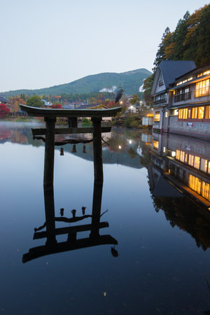 Autumn leaves of Lake Kinscales (Yufuin, Yufu-shi, Oita Prefecture)のeditorial素材