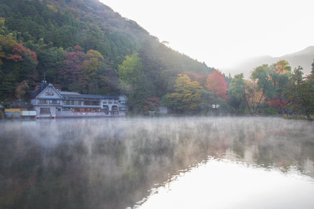 Autumn leaves of Lake Kinscales (Yufuin, Yufu-shi, Oita Prefecture)のeditorial素材