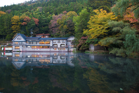 Autumn leaves of Lake Kinscales (Yufuin, Yufu-shi, Oita Prefecture)のeditorial素材