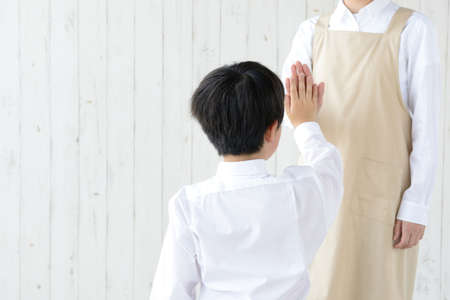 High-fived children and mothersの写真素材