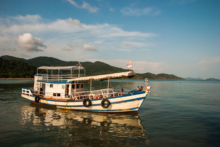 type of tourist boat in east of thailand