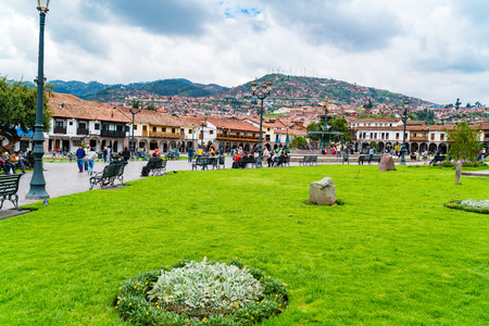 CUSCO, PERU - JANUARY 26, 2016 : People at the Main Square Plaza de Armas with the Statue of Pachacuti and cityscape of Cusco in Peruのeditorial素材