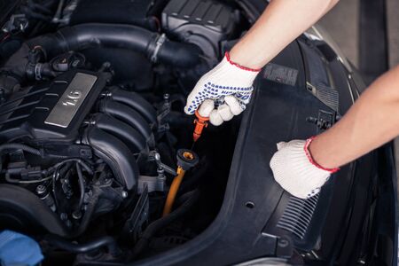 Mechanic changing oilの写真素材