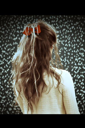 Portrait of a beautiful girl with long hair and red hearts on her headの素材