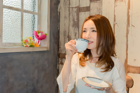 Lady drinking coffeeの素材 [FY31057785462]