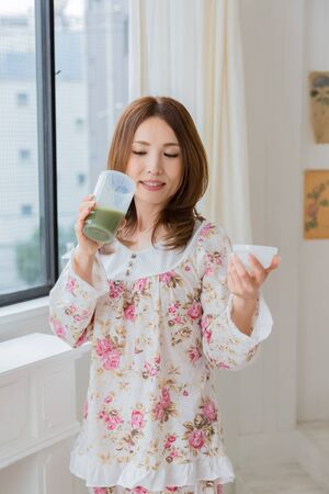 Lady drinking green smoothieの写真素材