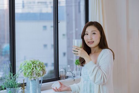 Lady drinking green smoothieの写真素材
