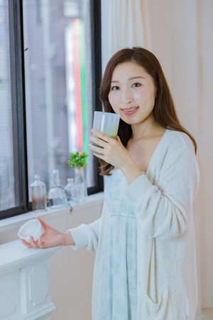 Lady drinking green smoothieの写真素材