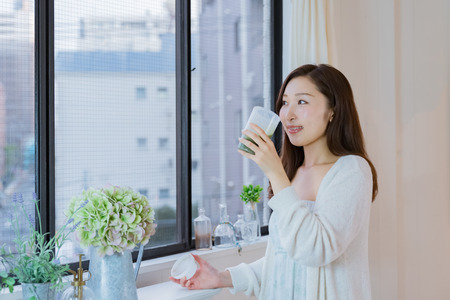 Lady drinking green smoothieの写真素材
