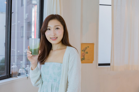 Lady drinking green smoothieの写真素材