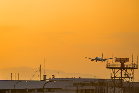 Plane arriving during sunsetのeditorial素材