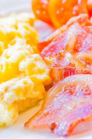 scrambled eggs on plateの写真素材