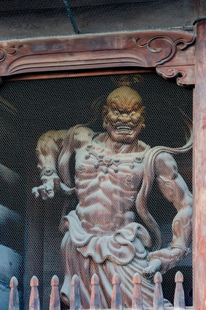 temple gate with statue of deva king standingのeditorial素材