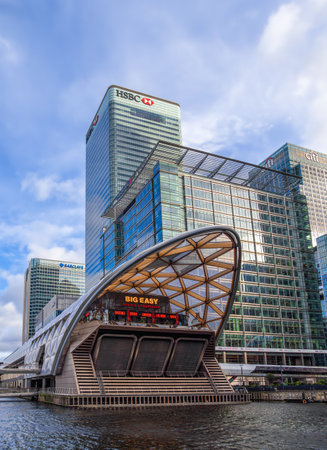 London, United Kingdom - February 26, 2024: Bank buildings of Barclays, HSBC and Citi in Canary Wharf district in London. Big Easy bar in foreground.のeditorial素材