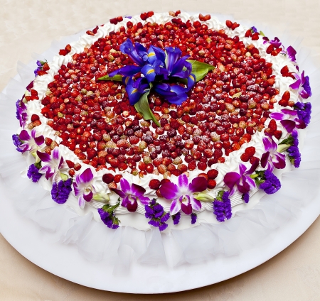 strawberry cake decorated with purple flowersの写真素材