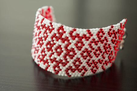 Wattled bracelet from red and white beadsの写真素材