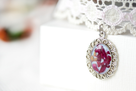 Lace choker with a pendant made of epoxy resin and rose petalsの写真素材