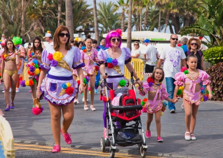PUERTO DE LA CRUZ, SPAIN - February 16: participants prepare and assemble for the main carnival parade on February 16, 2013 in Puerto de la Cruz, Tenerife, Spainのeditorial素材