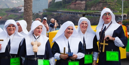 PUERTO DE LA CRUZ, SPAIN - February 16: participants prepare and assemble for the main carnival parade on February 16, 2013 in Puerto de la Cruz, Tenerife, Spainのeditorial素材