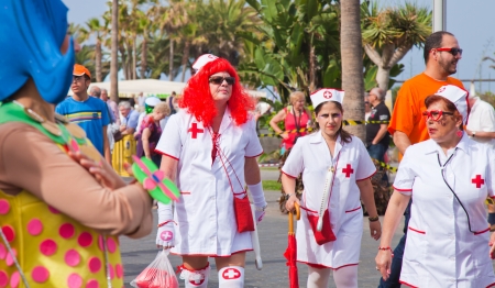PUERTO DE LA CRUZ, SPAIN - February 16: participants prepare and assemble for the main carnival parade on February 16, 2013 in Puerto de la Cruz, Tenerife, Spainのeditorial素材