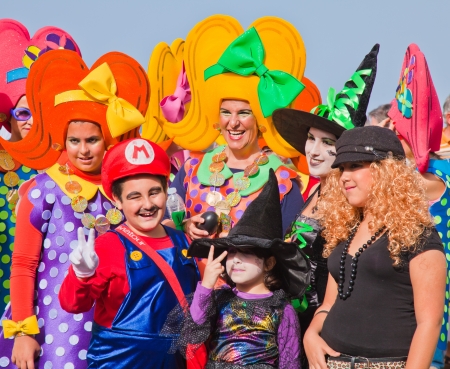 PUERTO DE LA CRUZ, SPAIN - February 16: participants prepare and assemble for the main carnival parade on February 16, 2013 in Puerto de la Cruz, Tenerife, Spainのeditorial素材
