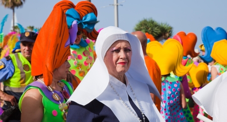 PUERTO DE LA CRUZ, SPAIN - February 16: participants prepare and assemble for the main carnival parade on February 16, 2013 in Puerto de la Cruz, Tenerife, Spainのeditorial素材