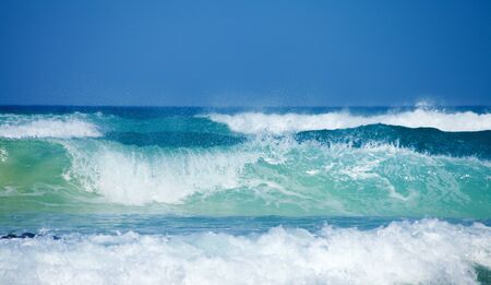 breaking waves horizontal natural background
