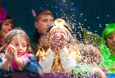 LAS PALMAS - February 17: Participants in bright costumes take part in Children carnival  parade, February 17, 2015 in Las Palmas, Gran Canaria, Spainのeditorial素材