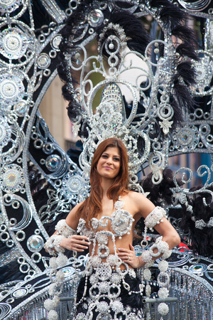 LAS PALMAS - February 14: Dames of carnival take part in the main parade, February 14, 2015 in Las Palmas, Gran Canaria, Spainのeditorial素材