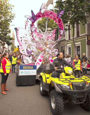 LAS PALMAS - February 20: Carnival queen greats the viewers before the  main carnival parade, February 20, 2016 in Las Palmas, Gran Canaria, Spainのeditorial素材