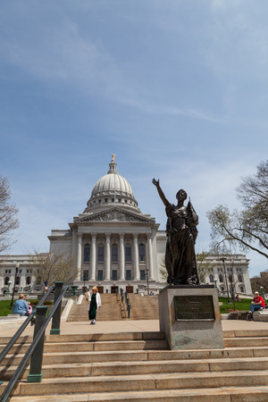 MADISON, WISCONSIN - May 10, 2014:  A statue for the Wisconsin Women's memorial in front of the western entrance of the capital building  in Madison, WI on May 10, 2014.のeditorial素材