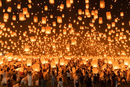 Thai people release sky floating lanterns or lamp to worship Buddha's relics at night. Traditional festival in Chiang mai, Thailand. Loy krathong and Yi Peng Lanna ceremony. Celebration background.の写真素材