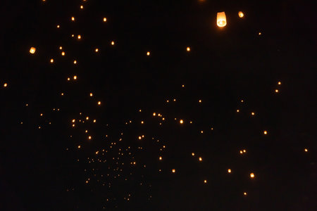 Thai people release sky floating lanterns or lamp to worship Buddha's relics at night. Traditional festival in Chiang mai, Thailand. Loy krathongの写真素材