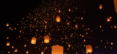 Thai people release sky floating lanterns or lamp to worship Buddha's relics at night. Traditional festival in Chiang mai, Thailand. Loy krathongの写真素材