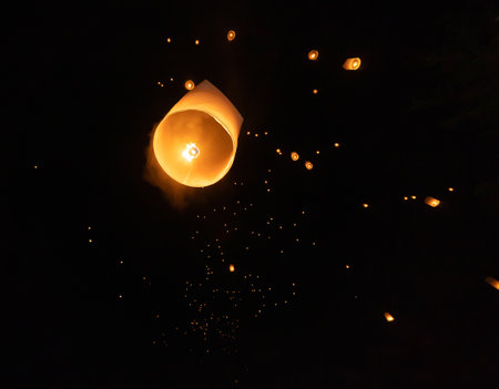Thai people release sky floating lanterns or lamp to worship Buddha's relics at night. Traditional festival in Chiang mai, Thailand. Loy krathongの写真素材