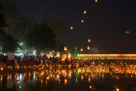 Thai people release sky floating lanterns or lamp to worship Buddha's relics at night. Traditional festival in Chiang mai, Thailand. Loy krathongの写真素材