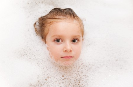 3 years old girl having bubble bath
の写真素材