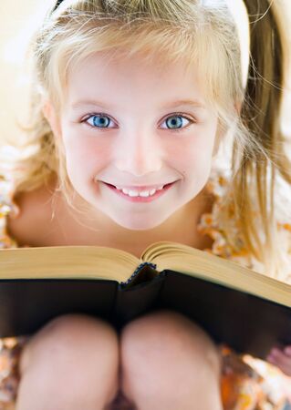 little girl reading bookの写真素材