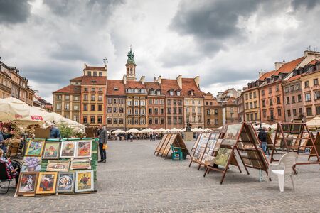WARSAW, POLAND - JUNE 20, 2015:  Sale painting in old Town Market Place in June 20, 2015 in Warsaw, Poland. UNESCO World Heritage Siteのeditorial素材