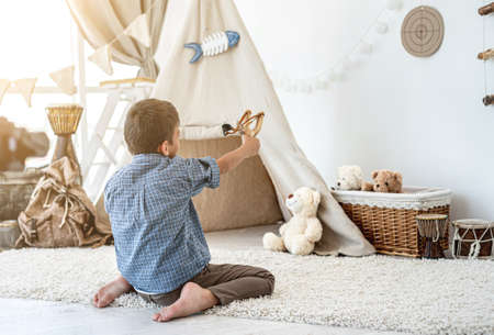 Little boy shooting target with slingshotの販売画像