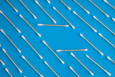 Composition of wooden cotton swabs on a blue-cyan-lilac background. Round frame framing. Flat lay. Copy space. Trend. The concept is natural, eco-friendly, modern hygiene..の写真素材