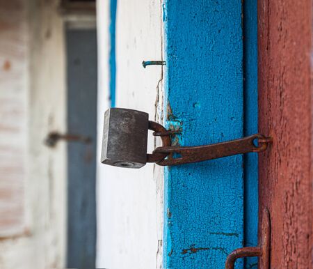 old padlock iron lock on a wooden door, close-upの写真素材