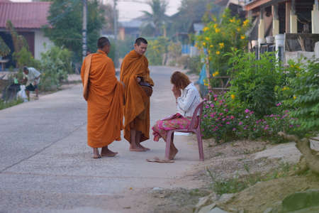 Kalasin, Thailand - February 22, 2021 : People were waiting to give food to the monks in the morning and are paying respect to monksのeditorial素材