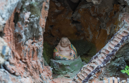 Little smiling bhudda in a small caveの写真素材