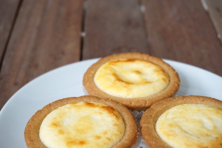 bake cheese tart on the wooden backgroundの写真素材